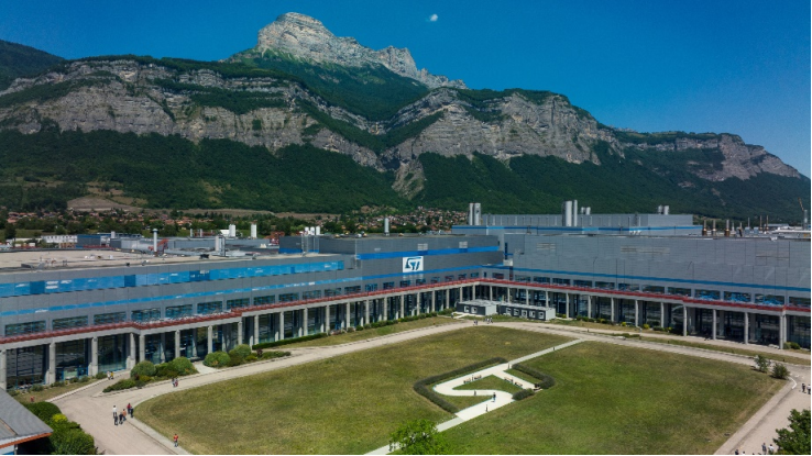 法國總統馬克龍訪問意法半導體工廠，見證法國“電子 2030”計劃啟動
